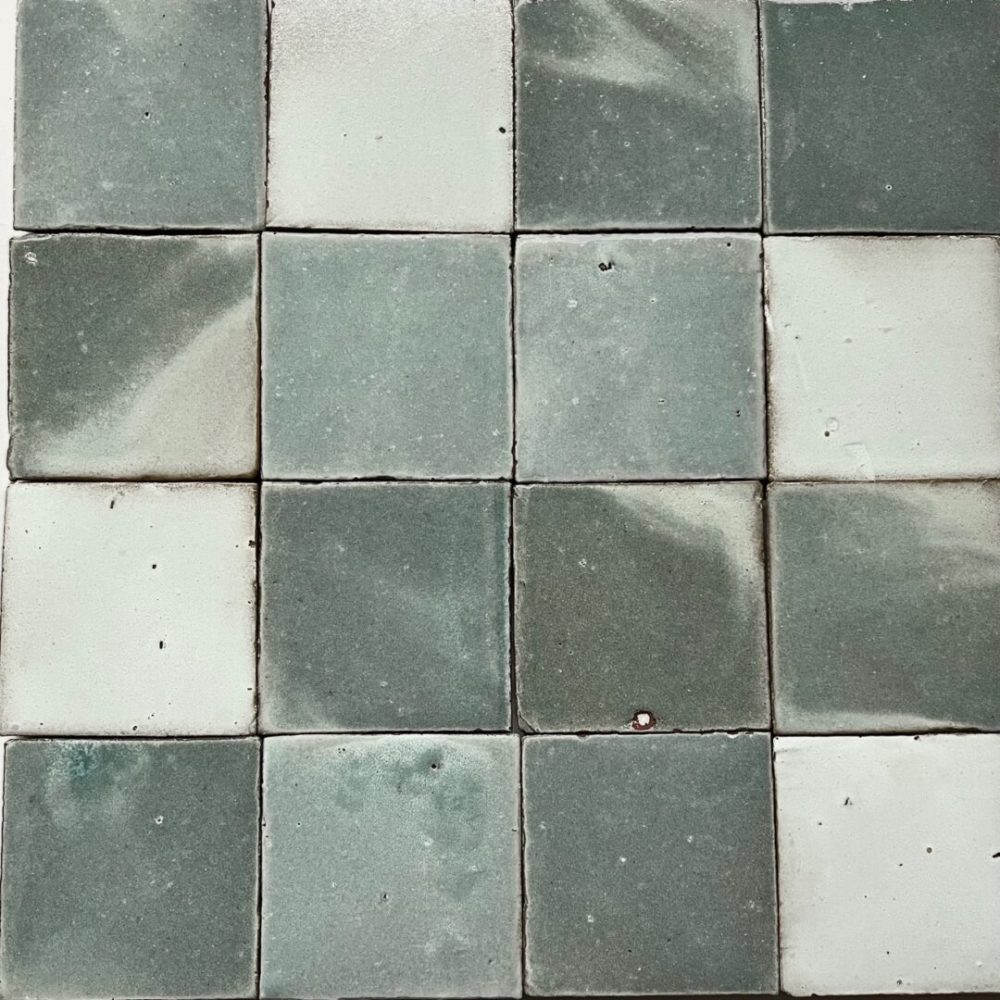 rakubränt kakel i nyanser i blått och grått