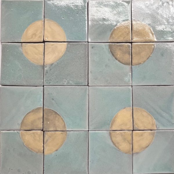 handmålat kakel med mönster i blått och gult