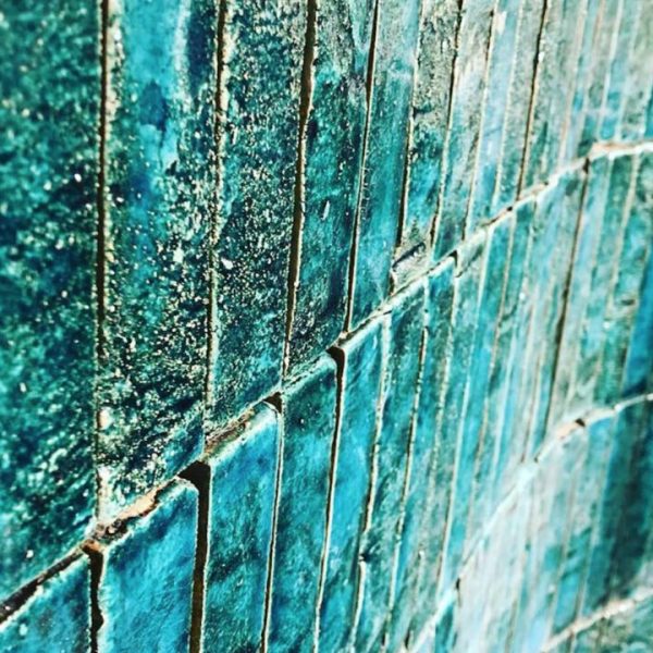 vägg med turkost kakel