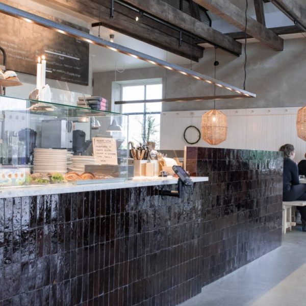 Bageri med en disk täckt av brunt marockanskt zellige-kakel