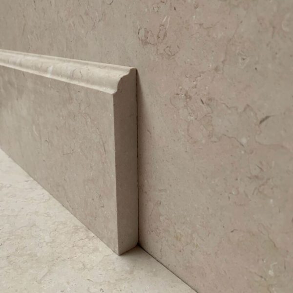 Profil av golvlist i krämfärgad kalsten