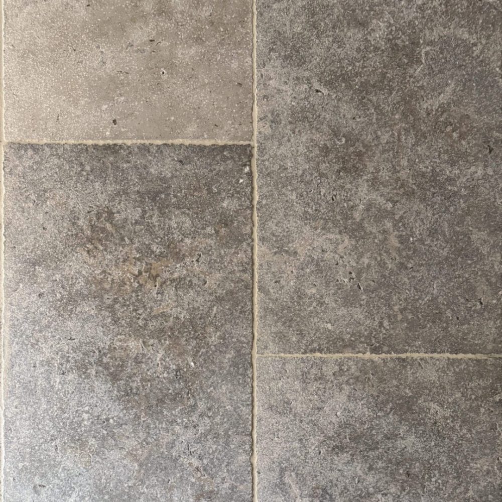 grått antikbehandlat kalkstensgolv