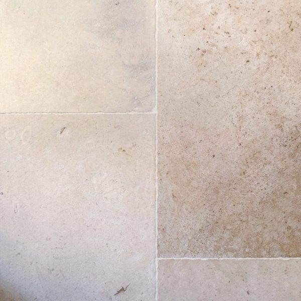 antikbehandlat kalkstensgolv i beige