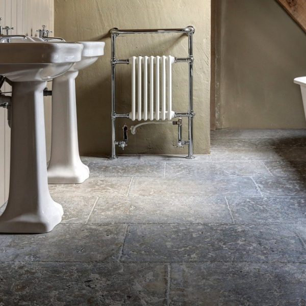 badrum med grått rustikt kalstensgolv