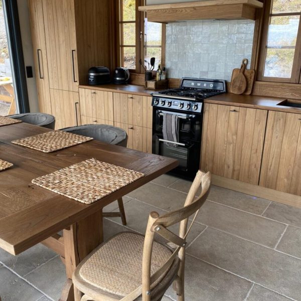 kök med grått rustikt kalstensgolv med struktur