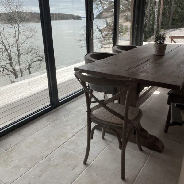 matplats med grått rustikt kalstensgolv med struktur