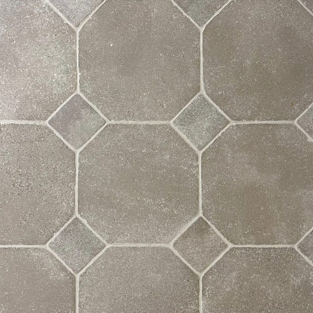 brun tumlad kalksten med inlägg på golv