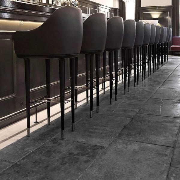 bar med mörkt rustikt kalkstensgolv