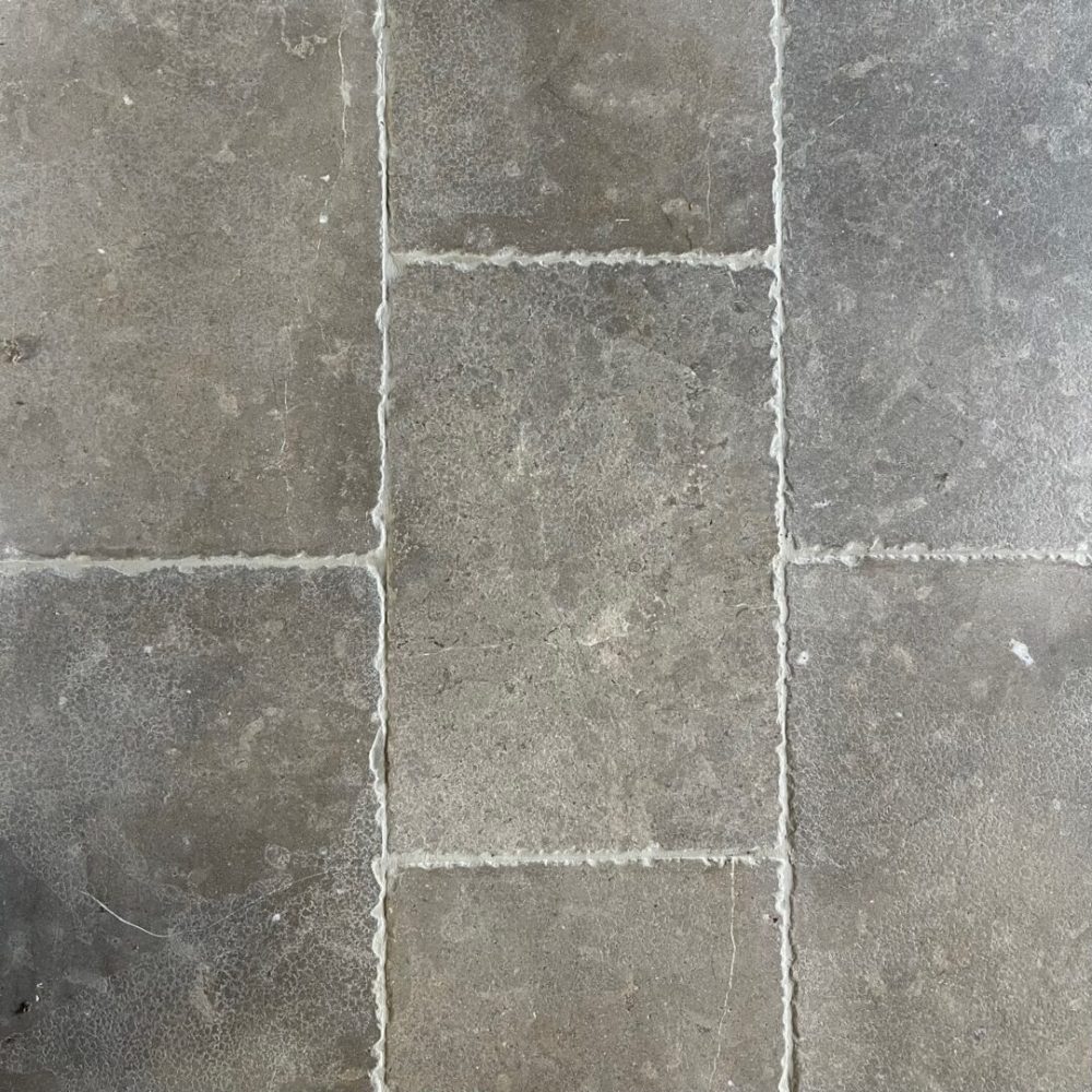 Närbild på kalkstensgolvet Soft Grey Antique som har en antikbehandling