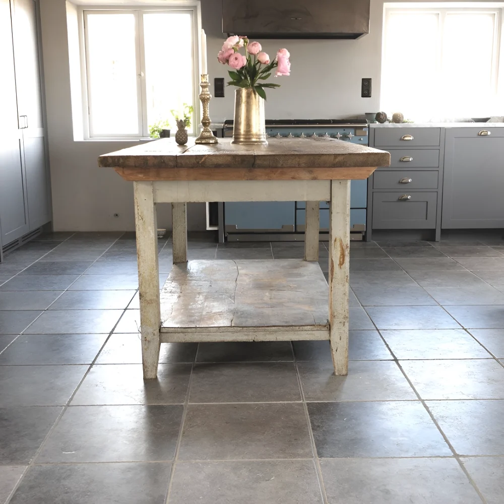 kök med tumlad kalksten på golv