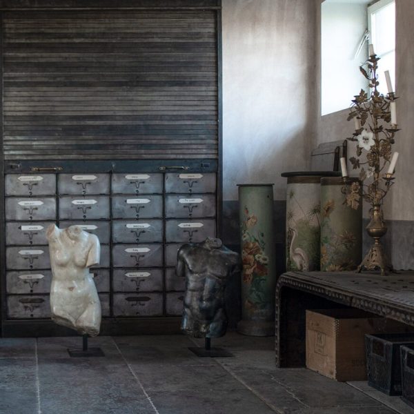 Inne i Stiltjes showroom på Österlen. Ett mörkt kalkstensgolv