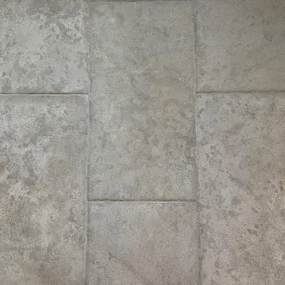 grått rustikt kalstensgolv med struktur