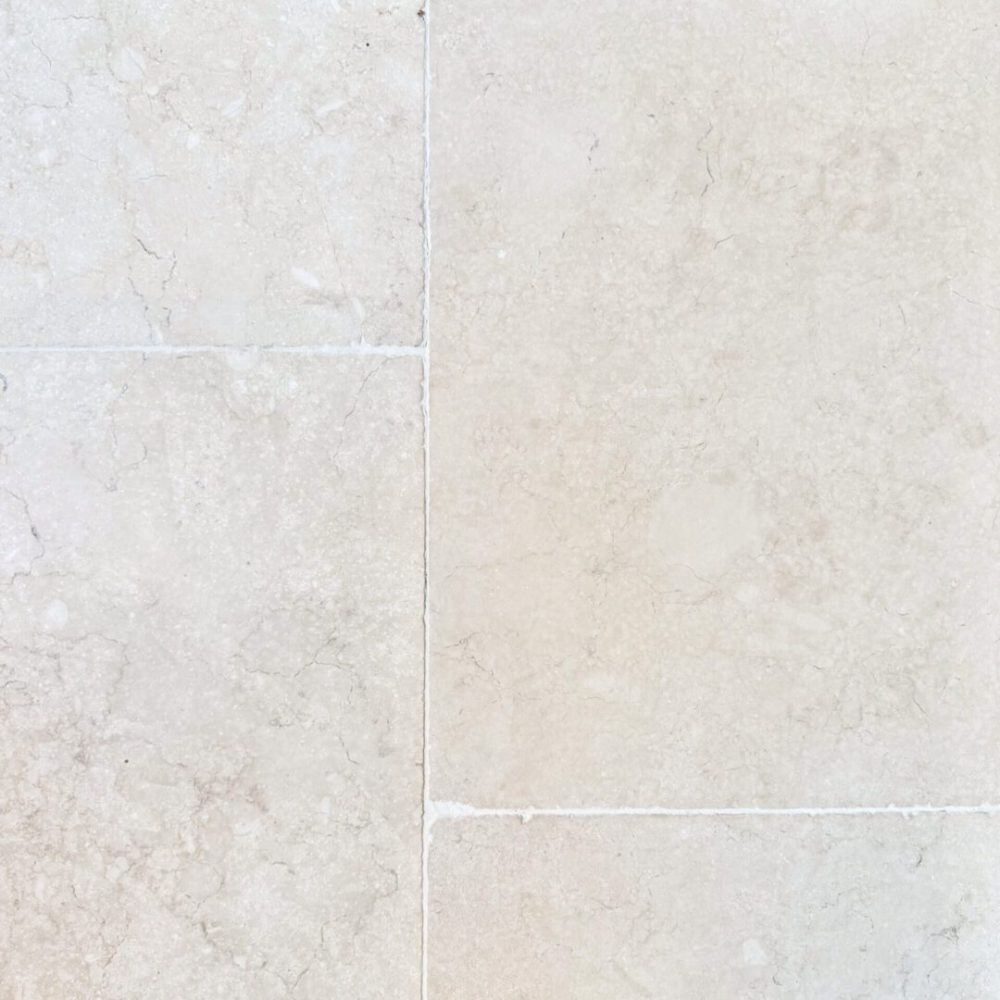 krämfärgad Tumlad kalksten på golv