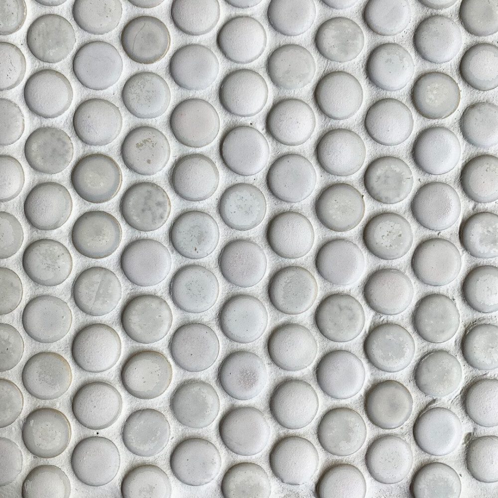 rund keramikmosaik i antikvitt