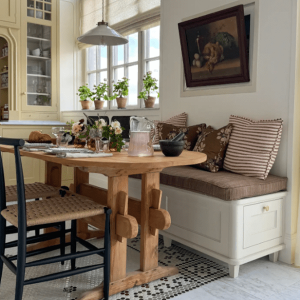 matplats med keramikmosaik och carrara marmor på golvet