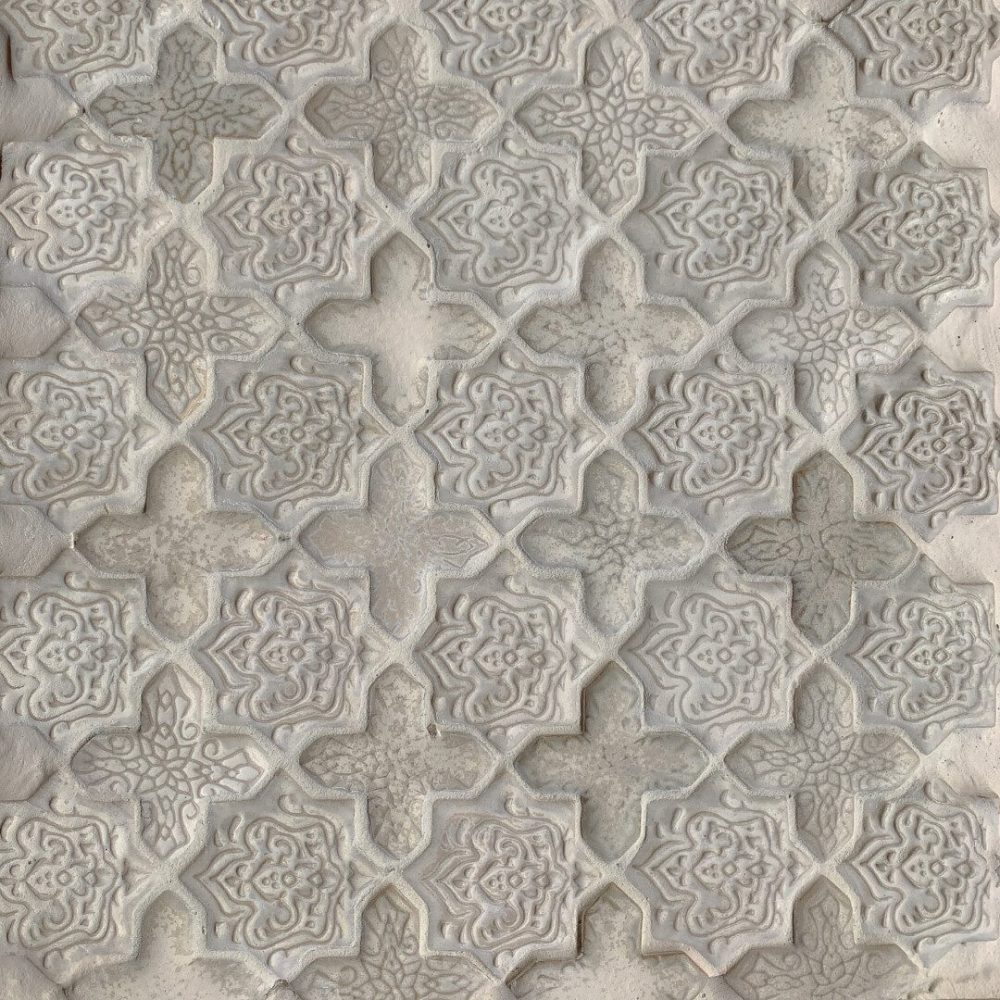 antikvit keramikmosaik i mönster av stjärnor och kors