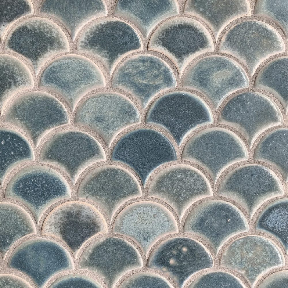 blå keramikmosaik med oxiderad look