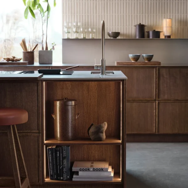 modernt kök med mörka träluckor och avlångt vitt kakel