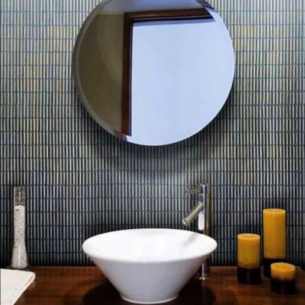 badrum med mosaik av keramik på väggarna