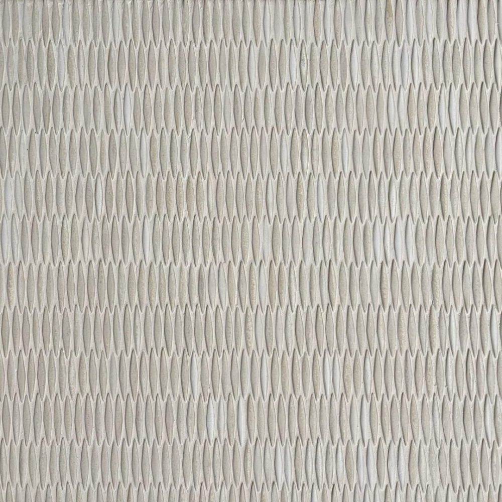 krämfärgad keramikmosaik