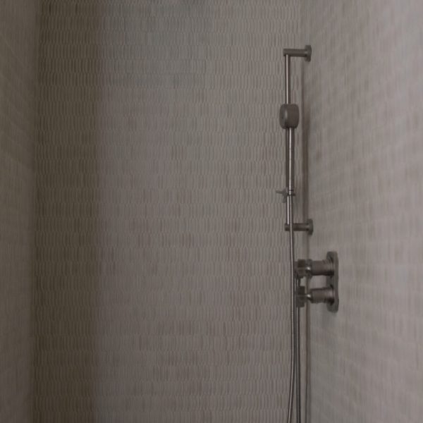 Dusch med krämfärgad mosaik i keramik