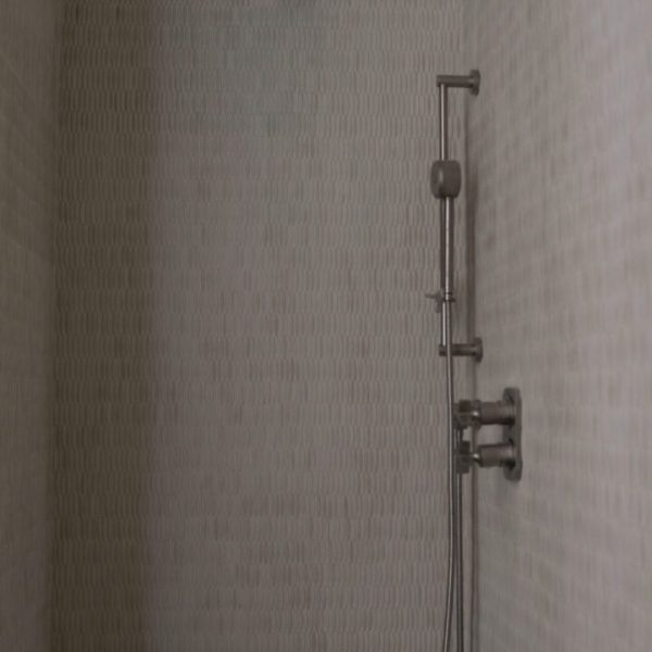 Dusch med krämfärgad mosaik i keramik