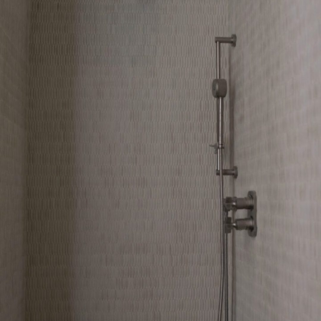 Dusch med krämfärgad mosaik i keramik