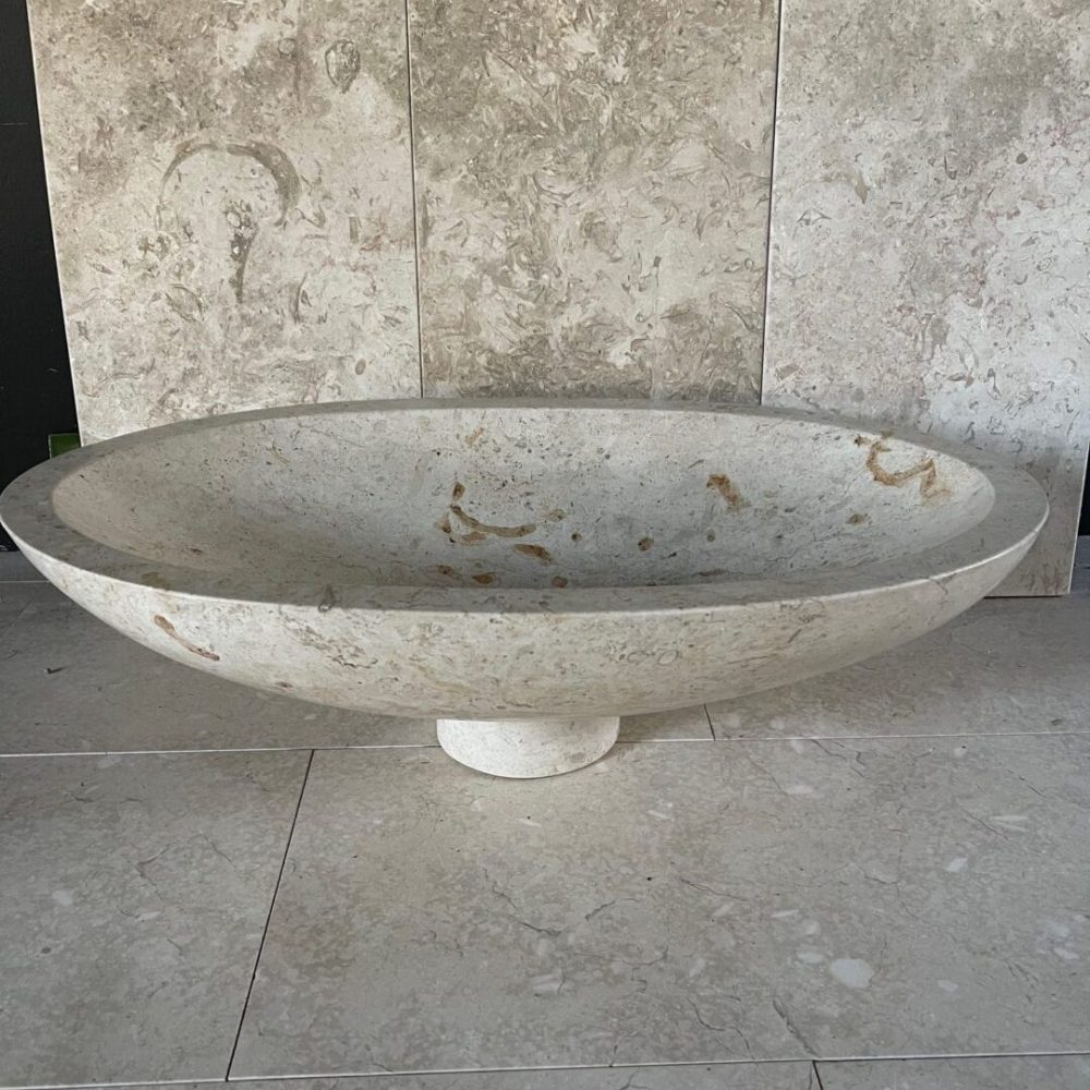 handfat i krämfärgad kalksten