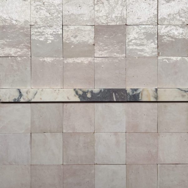 Zellige White Transparent tillsammans med Marmorlisten Scala Plum