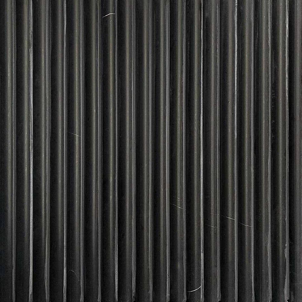 Svart marmor i rundade stavar