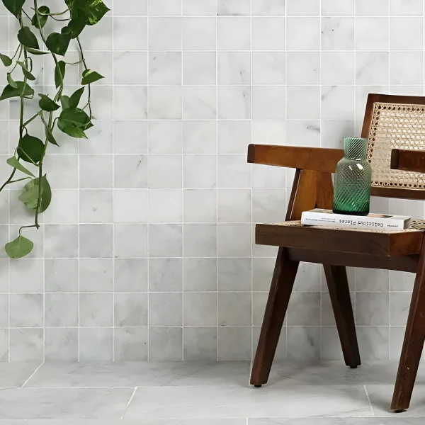 carrara marmor på vägg och golv