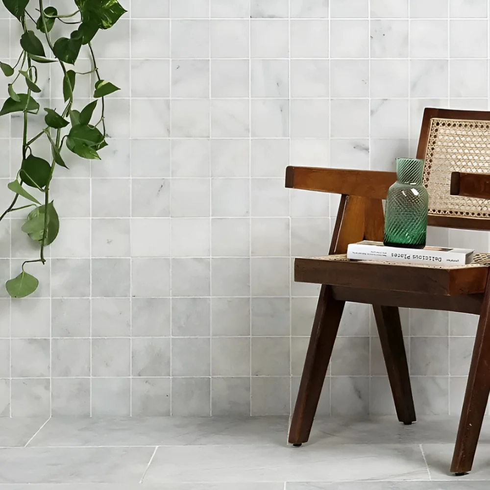 carrara marmor på vägg och golv