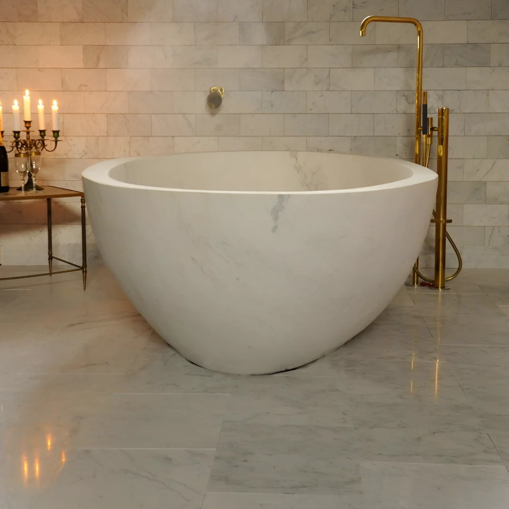 badrum med carrara marmor på vägg och golv