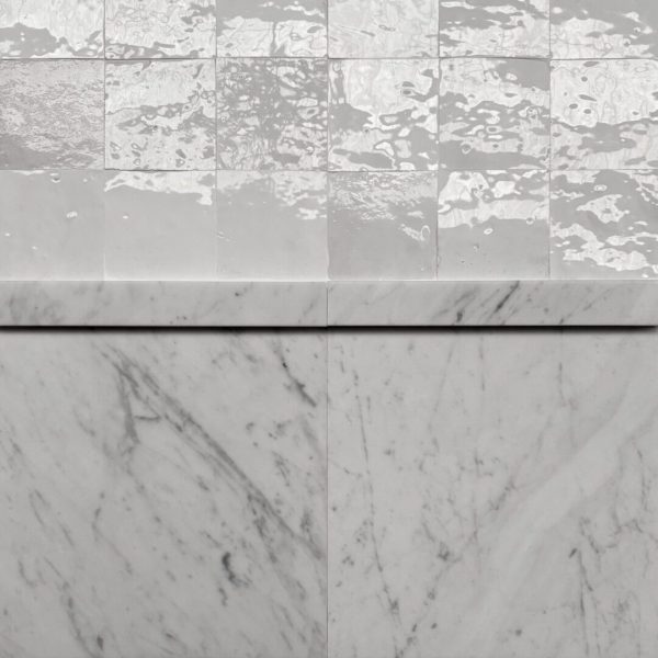 Marmorlisten Scala Tillsammans med Zellige White och Carrara 30x30