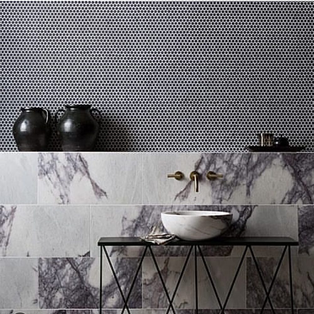 badrum med Marmor med mörklila marmorering på väggen