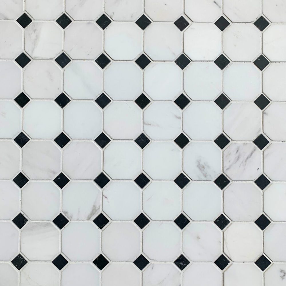 marmormosaik i carrara med svarta inlägg på golvet