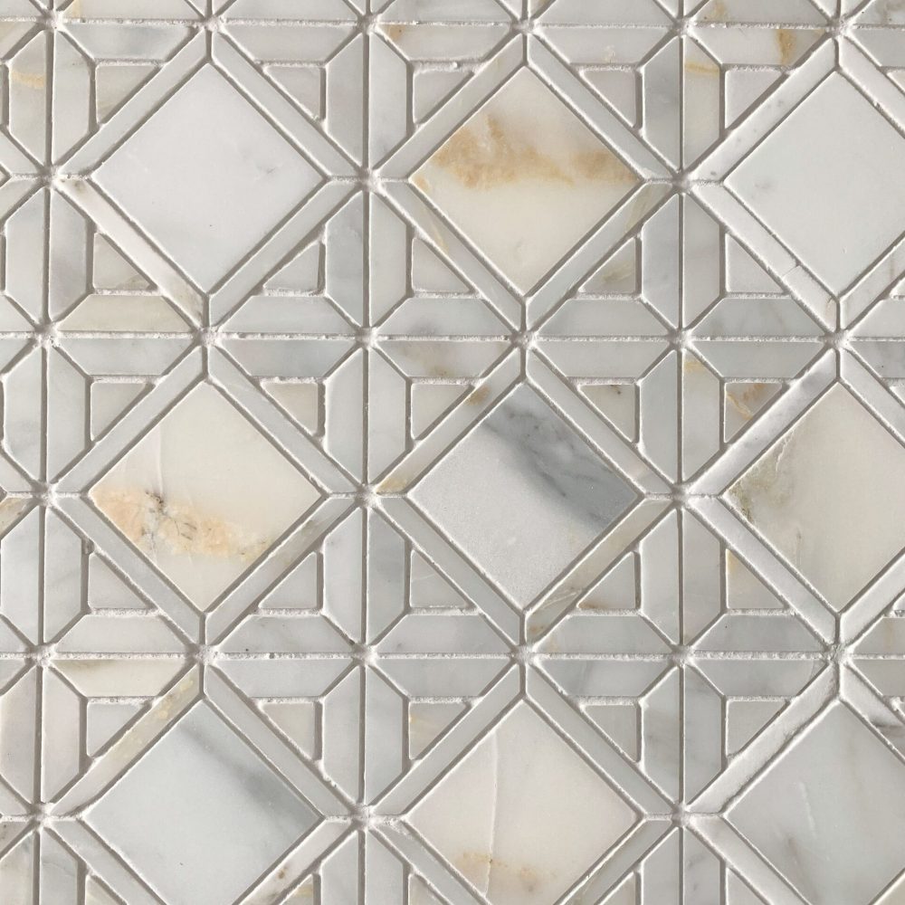 marmormosaik i calacatta i gotiskt mönster