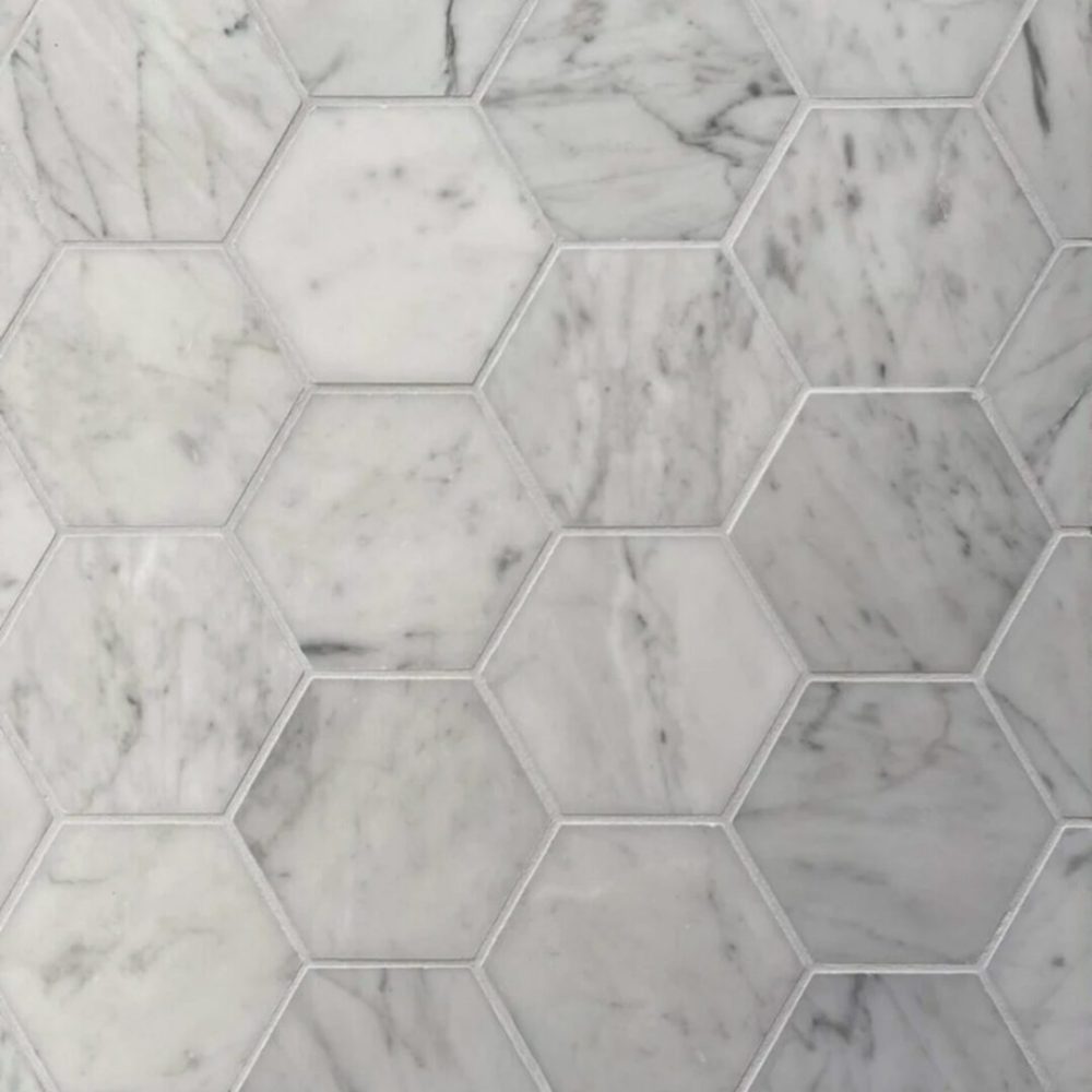 mosaik i carrara-marmor i hexagonmönster på vägg
