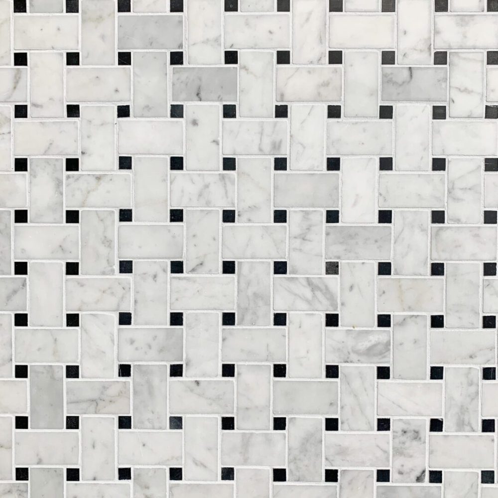 marmormosaik i carrara och svart marmor i flätmönster