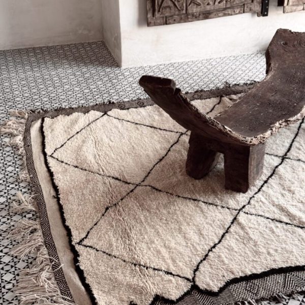 En matta med en träbänk ovanpå, som skapar en inbjudande och stilren atmosfär.