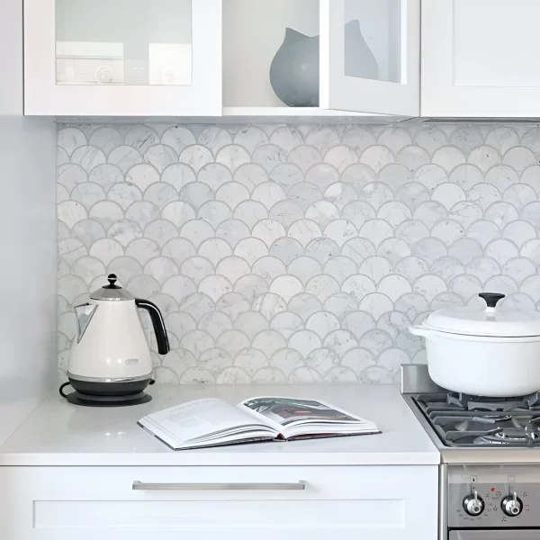 kök med marmormosaik i fiskfjällsmönster