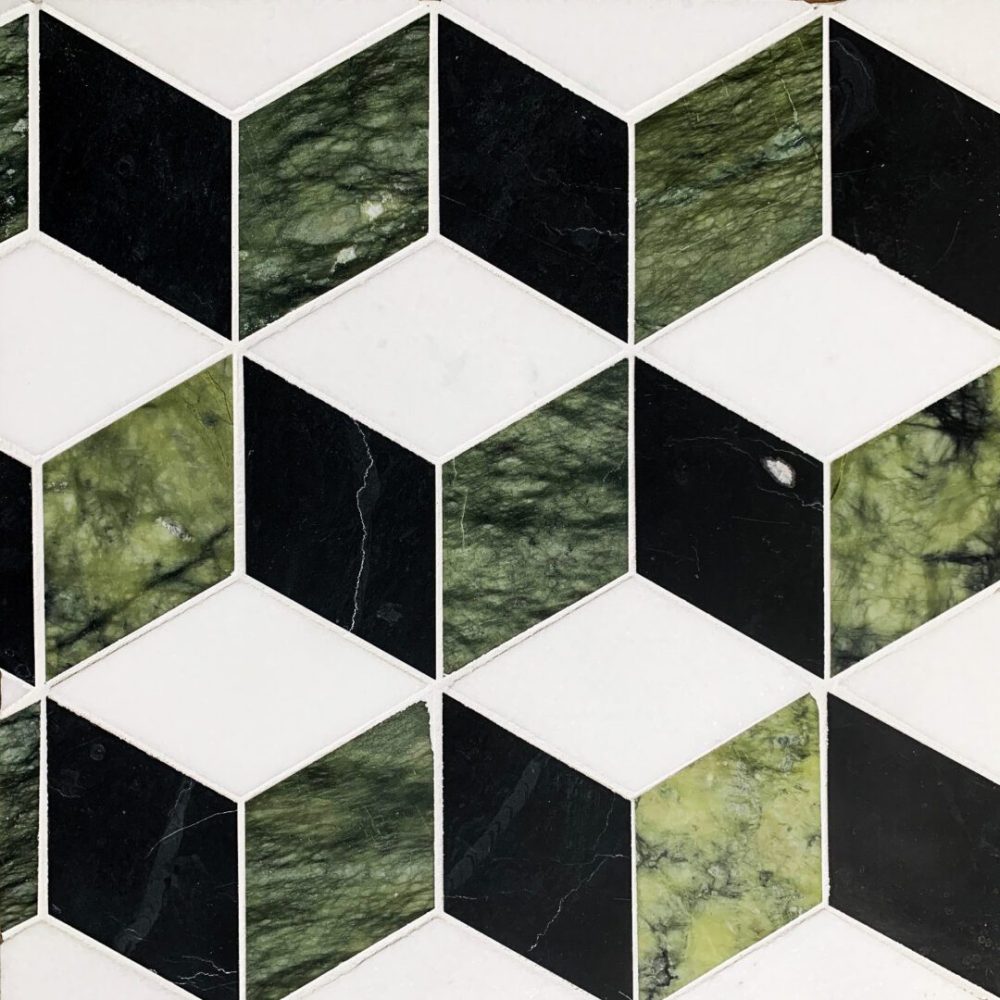 marmormosaik i geometriskt mönster med svart, grön och vit marmor