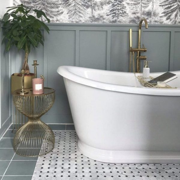 badrum med marmormosaik i carrara med svarta inlägg på golvet