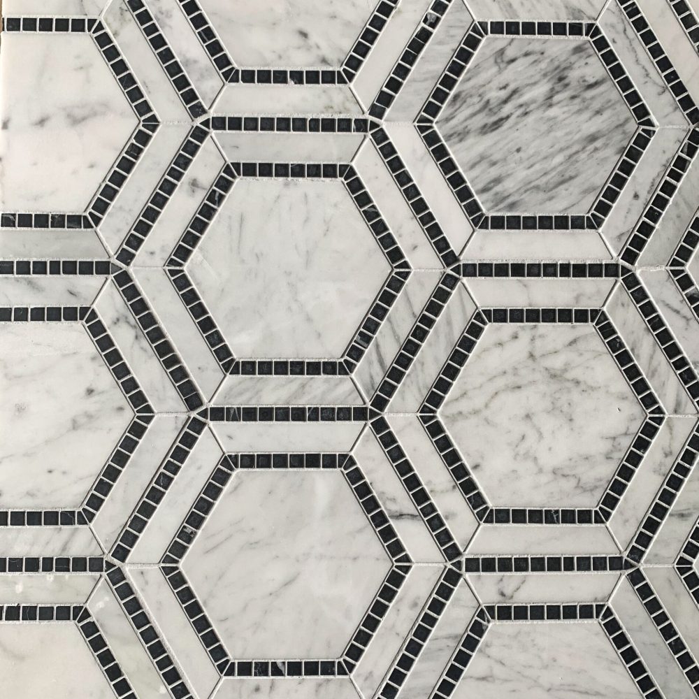 marmormosaik i form av hexagoner i carrara och svart marmor