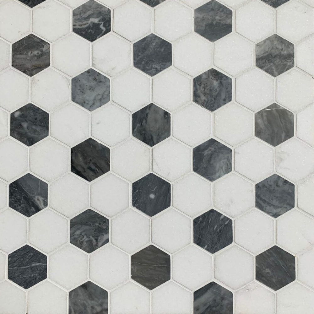 marmormosaik på golv i form av vita och grå hexagoner