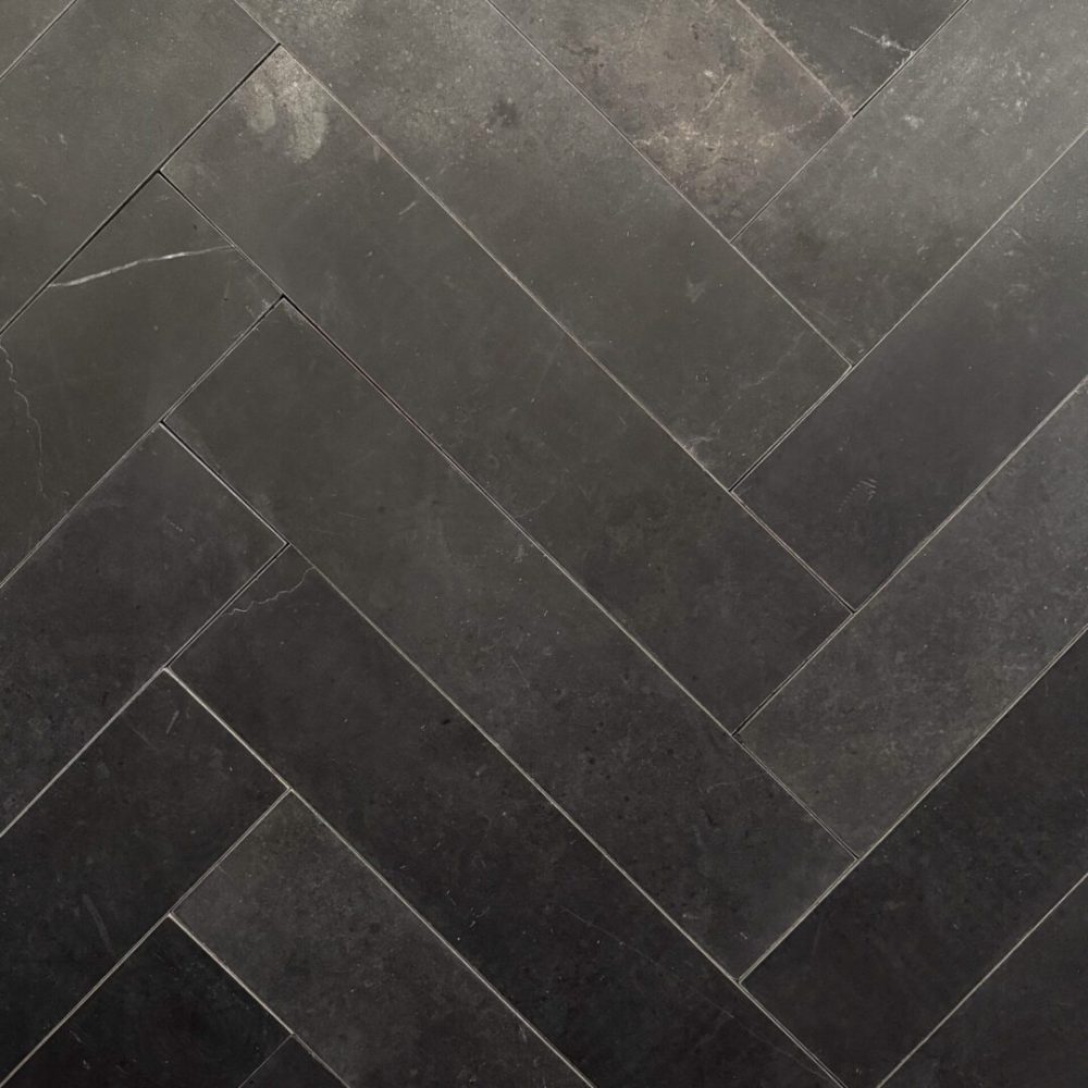 Svart Marmor 6,5x30 i fiskbensmönster