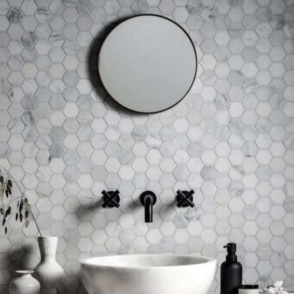 badrum med marmormosaik i hexagonmönster på väggen