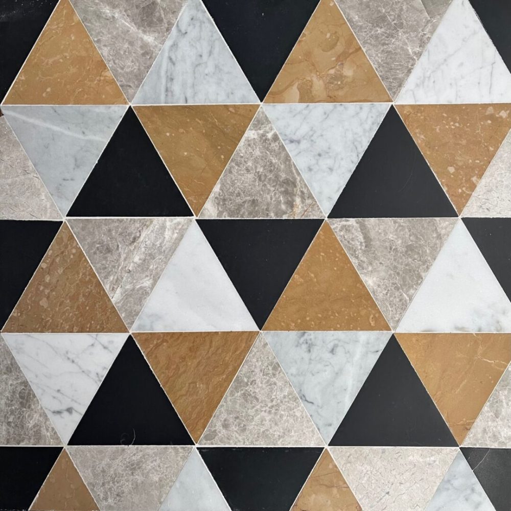 marmormosaik med trianglar i carrara, beige, gul och svart marmor