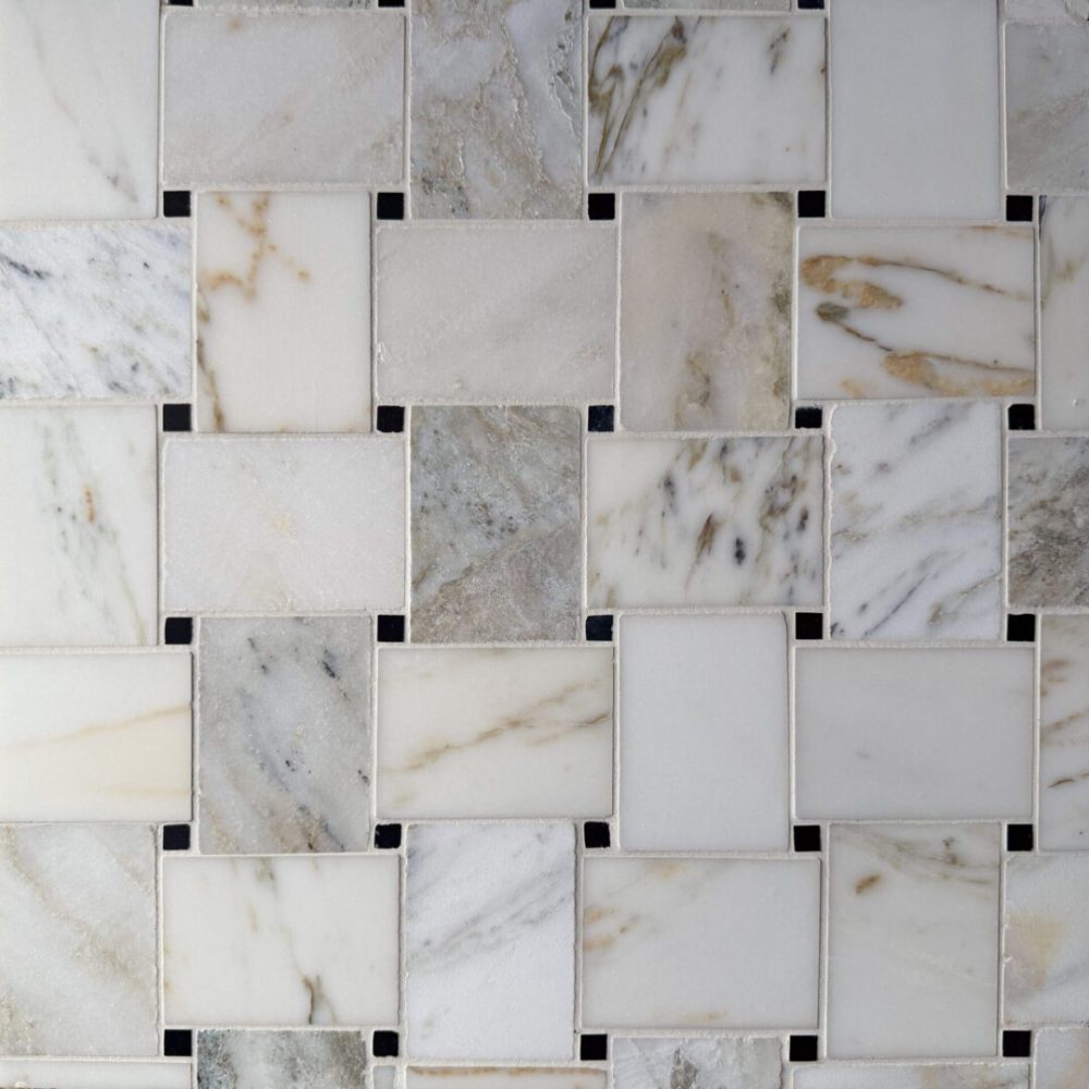 marmormosaik i flätmönster i grön calacatta på golv