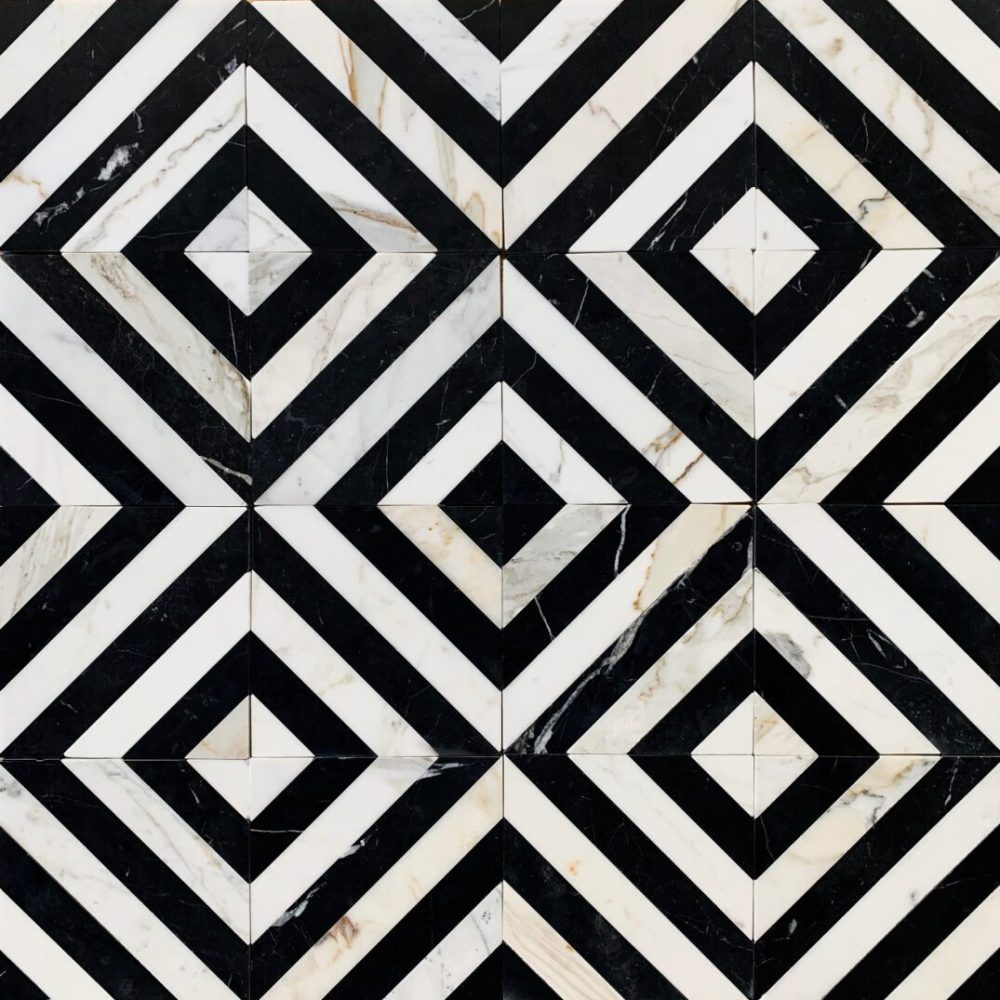 mönstrad marmormosaik i svart och calacatta marmor
